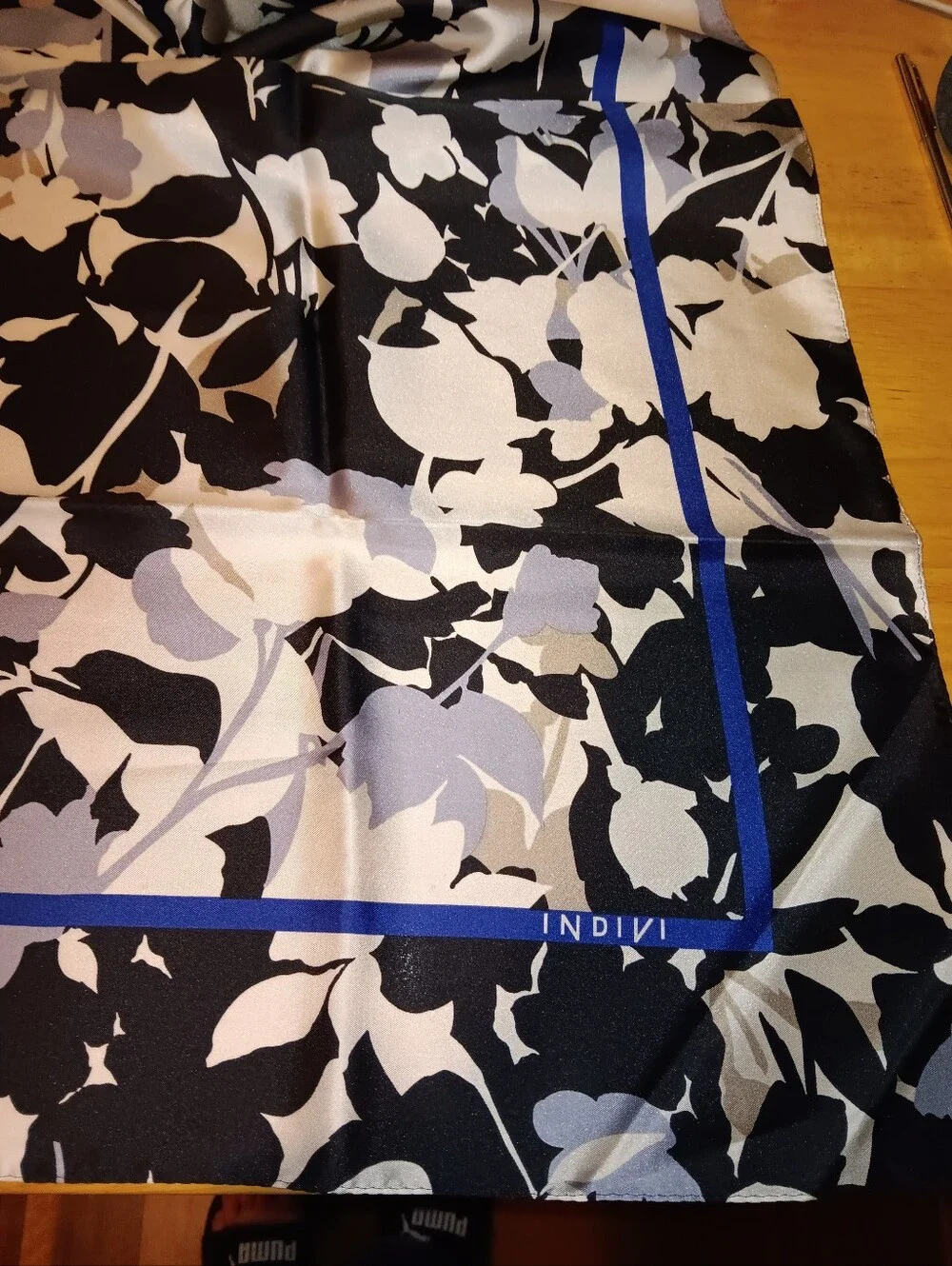 Indivi Leaf Silk Scarf